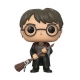 Harry Potter - Figurine POP! Harry avec balai & plume 9 cm